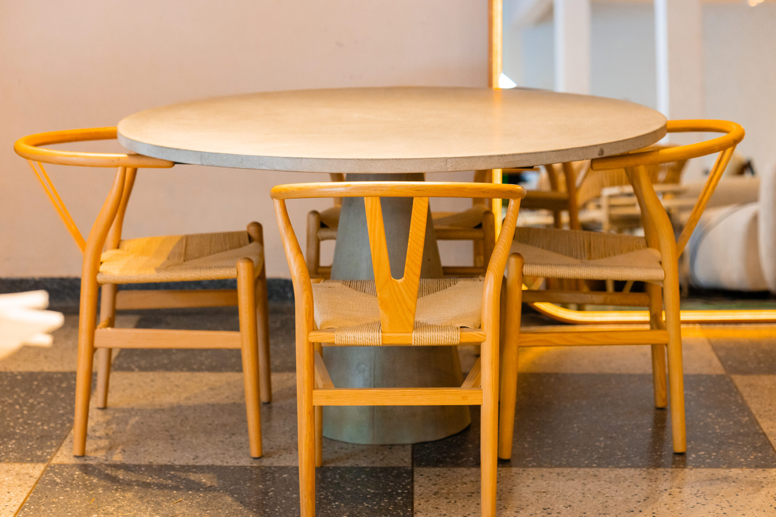 Mesa de granilite redonda com cadeira Wishbone