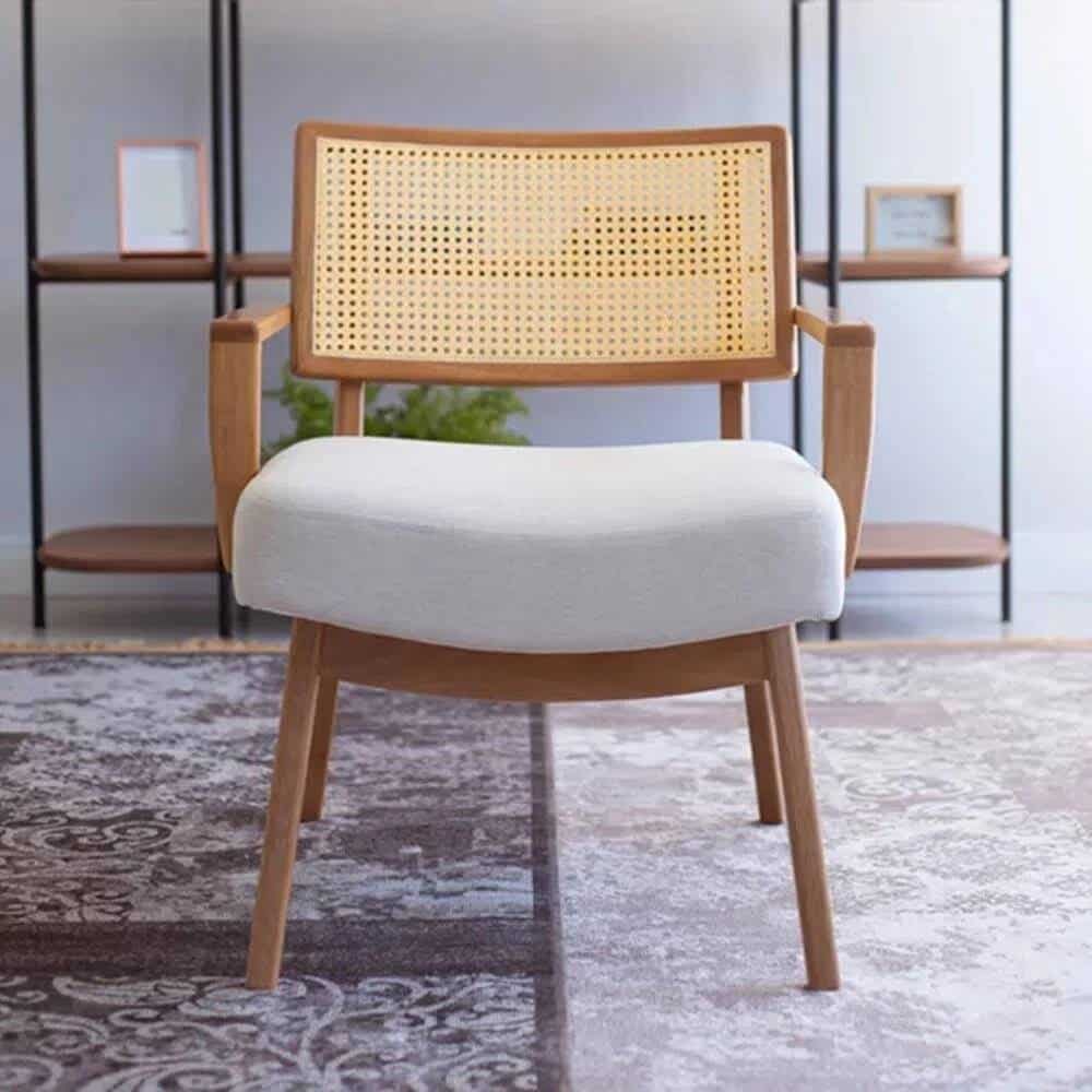 Imagem de uma poltrona estofada com tela natural