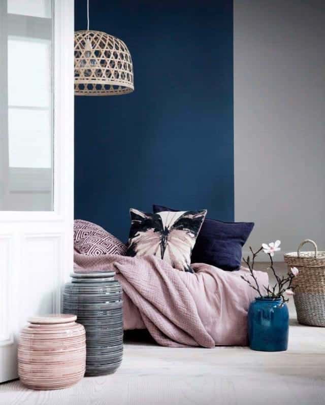 Sala de estar decorada na cor pantone classic blue