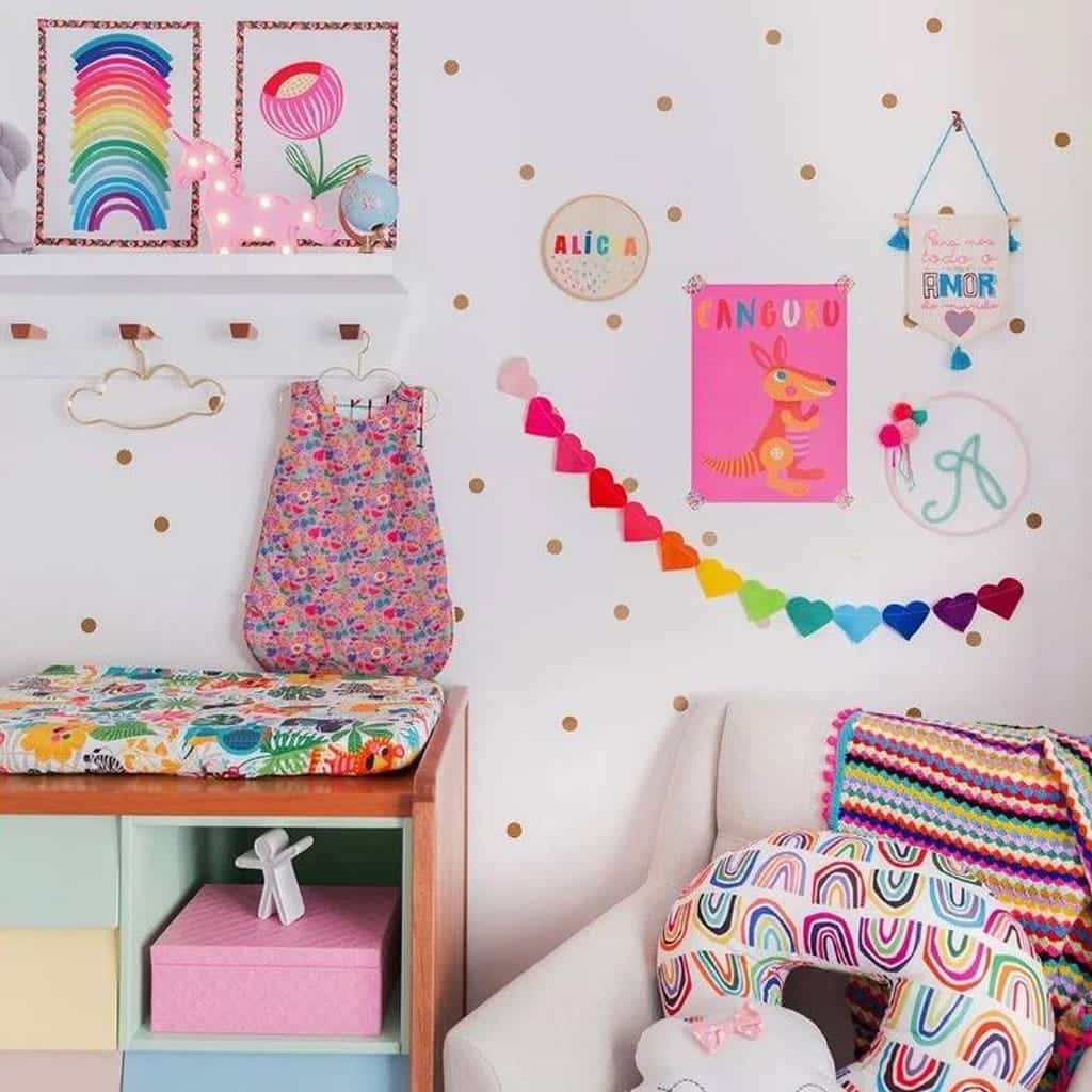 quarto infantil com adesivo de mini corações coloridos