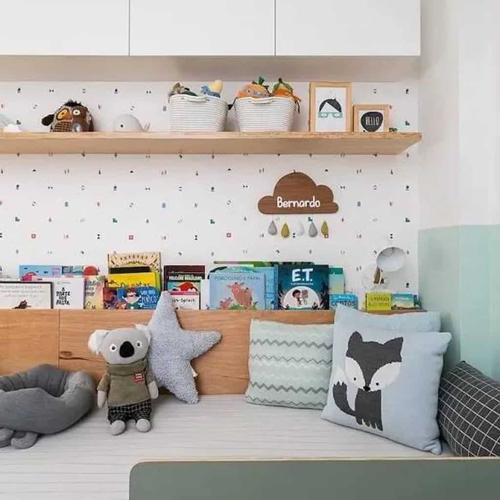 quarto infantil com prateleira de madeira com bichinhos