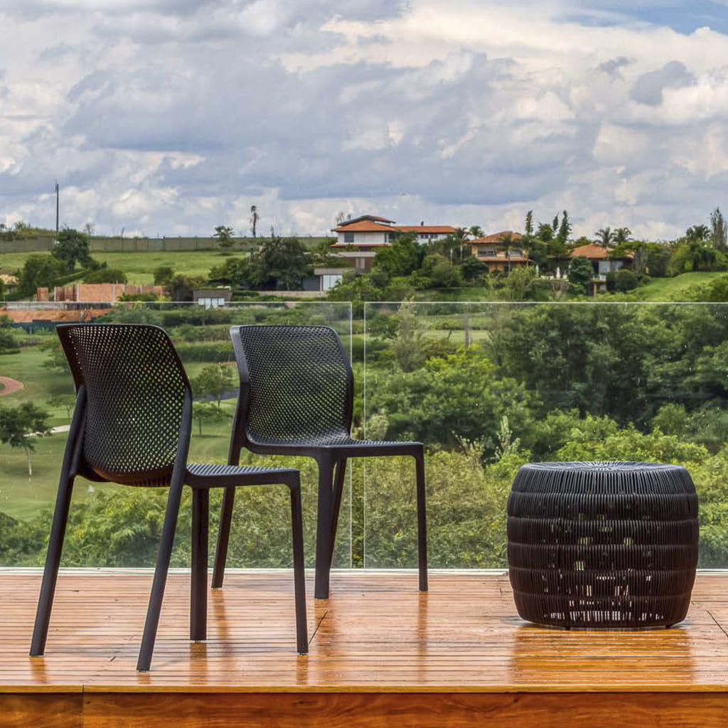 cadeiras posicionadas em uma área aberta