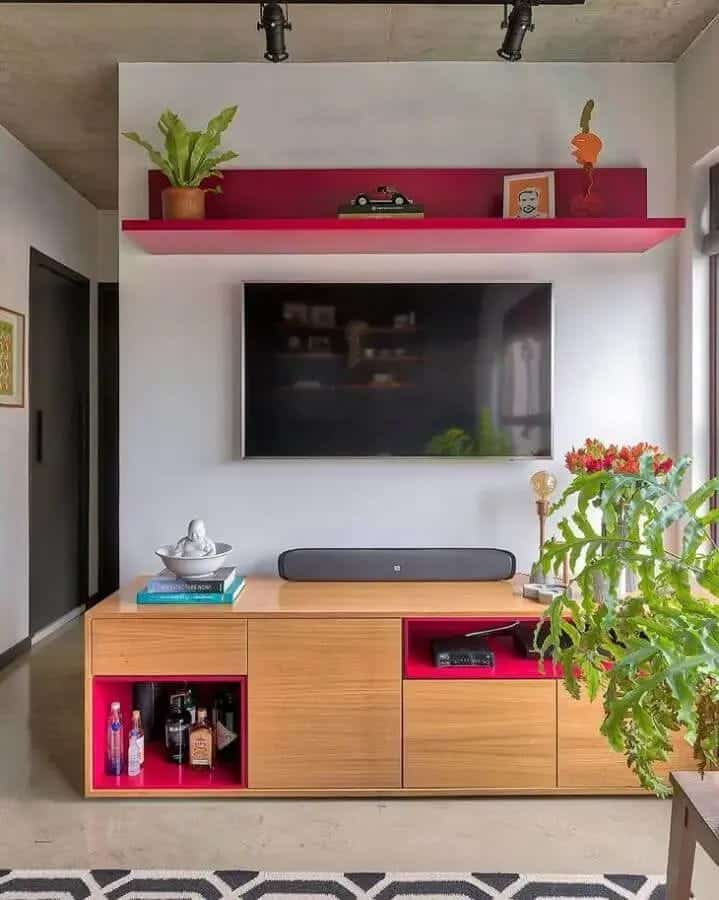 sala de estar com prateleira vivo magenta decorativa